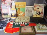 de nombreux types de pancartes et d'affiches sur la table