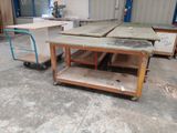 plusieurs tables et chariots dans une pièce avec beaucoup de bois