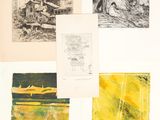 quelques dessins et photos sont accrochés sur un mur blanc dans une pièce