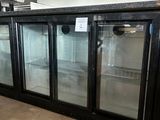 une photo d'un réfrigérateur à portes vitrées dans un magasin