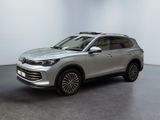 un SUV argenté garé dans une pièce blanche au sol noir