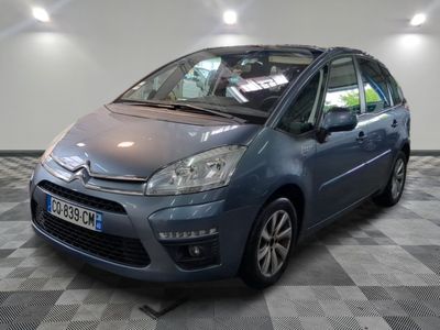 la petite voiture bleue est garée sur un sol en damier