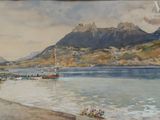 un tableau représentant un bateau sur l'eau, avec des montagnes en arrière-plan