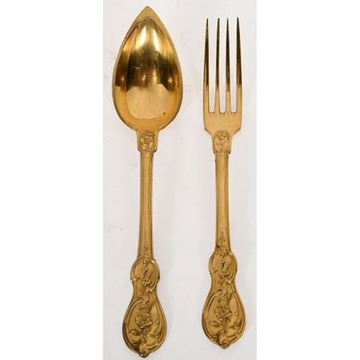 deux fourchettes et une cuillère au manche doré