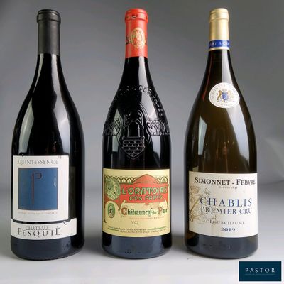 trois bouteilles de vin sont alignées sur une table