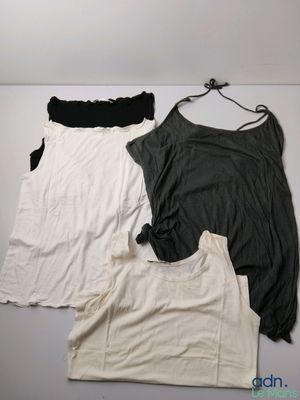 trois débardeurs pour femmes posés sur une table, avec un haut noir et blanc