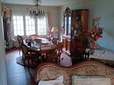 une photo d'un salon avec une table et des chaises