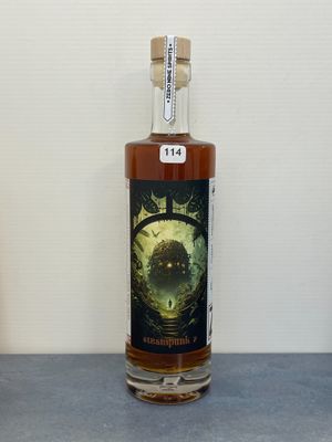 une bouteille d'alcool posée sur un comptoir à côté d'une bouteille de liqueur