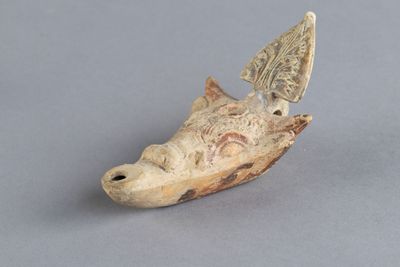 une petite tête d'animal sculptée sur une surface grise