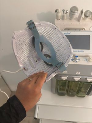 une personne tenant un morceau de papier devant une machine