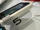 un téléphone portable posé sur une table