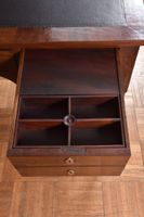 Bureau double face en acajou et placage d'acajou, ouvrant en… (photo 4)