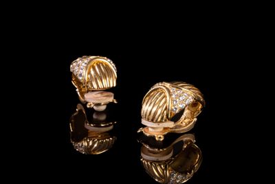 paire de boucles d'oreilles en or jaune 18k et diamants