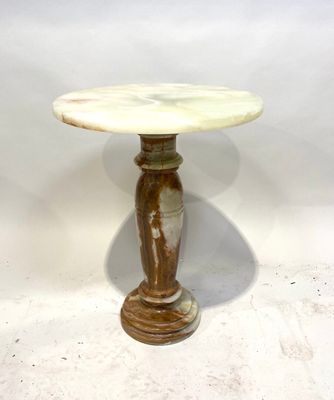 une image d'une petite table avec un plateau en marbre sur un fond blanc