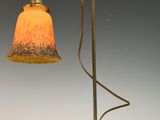 une image représentant une lampe de table munie d'un cordon d'alimentation