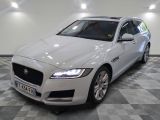 La Jaguar blanche est garée dans le showroom d'un concessionnaire.