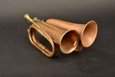 une vieille trompette en laiton posée sur une surface noire