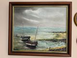 un tableau accroché au mur d'un salon, avec une horloge murale