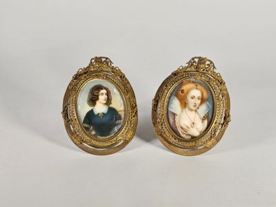 une paire de portraits miniatures représentant une femme et un enfant