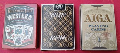 trois cartes à jouer posées côte à côte sur une table