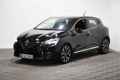 La voiture noire est garée sur le sol à damier de la pièce.