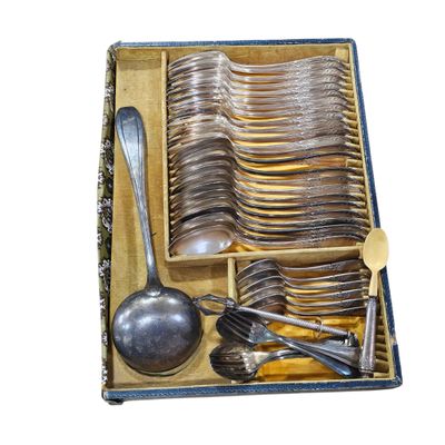 de nombreuses cuillères et fourchettes dans une boîte contenant une cuillère