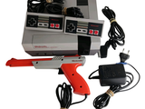une console de jeux vidéo équipée d'une manette et d'un cordon d'alimentation