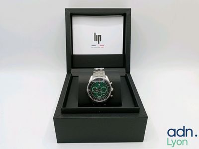 gros plan d'une montre dans une boîte sur une surface blanche