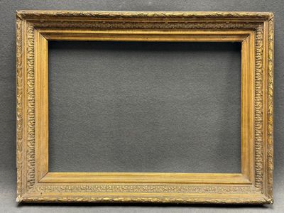 Cadre en bois et stuc doré. Dim.