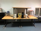 un bureau sur lequel se trouvent une cafetière et d'autres objets