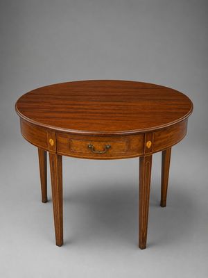 une table ovale avec deux tiroirs et un tiroir sur le plateau