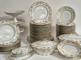 beaucoup d'assiettes et de bols sur la table