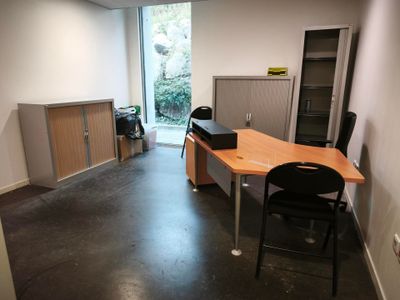 une pièce avec un bureau et une chaise