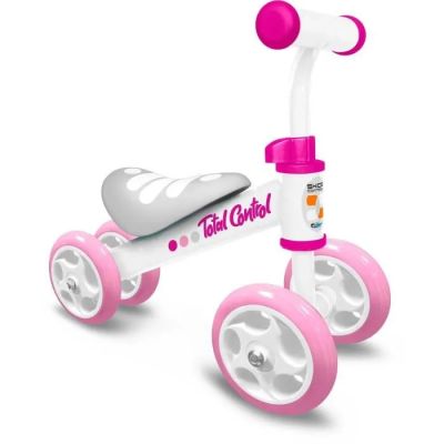 Le tricycle de la petite fille est rose et blanc, avec des roues