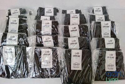 beaucoup de cravates noires emballées dans des sacs en plastique