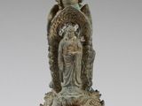 l'image d'une statue de femme avec un oiseau sur la tête