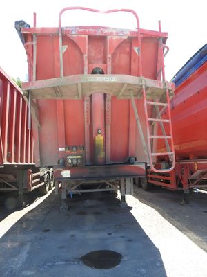 un grand conteneur rouge posé à l'arrière d'un train