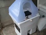 des toilettes blanches placées à côté d'une poubelle bleue et blanche