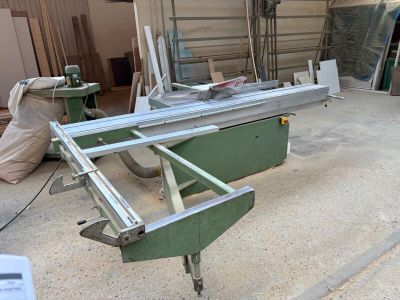 a picture of a table saw in a garage