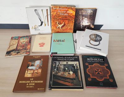 plusieurs livres sont posés sur une table les uns à côté des autres