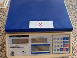 une balance bleue et blanche posée sur un comptoir
