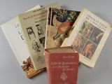 plusieurs livres sont empilés sur une table