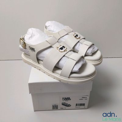 une paire de sandales posée sur une boîte