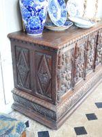 COFFRE rectangulaire en chêne mouluré et sculpté, la façade … (photo 6)