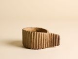 un anneau marron posé sur une surface blanche