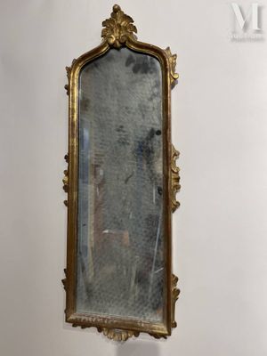 un miroir accroché au mur d'une pièce