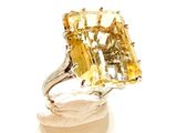 une photo d'une bague raffinée sertie d'une topaze jaune raffinée