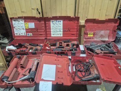 un grand nombre d'outils posés sur une table