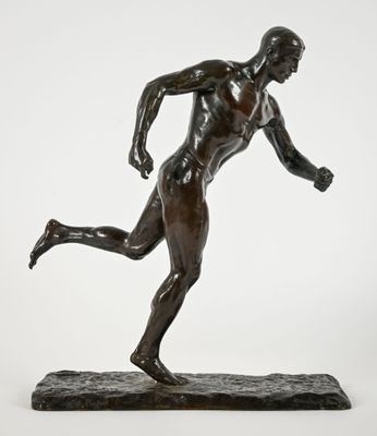 une image représentant une statue en bronze d'un homme en train de courir, posée sur un socle en marbre