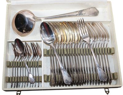 silverware in a case with spoons, spoons and spoon spoons